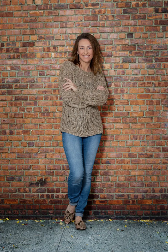 Martyna vor einer Backsteinwand