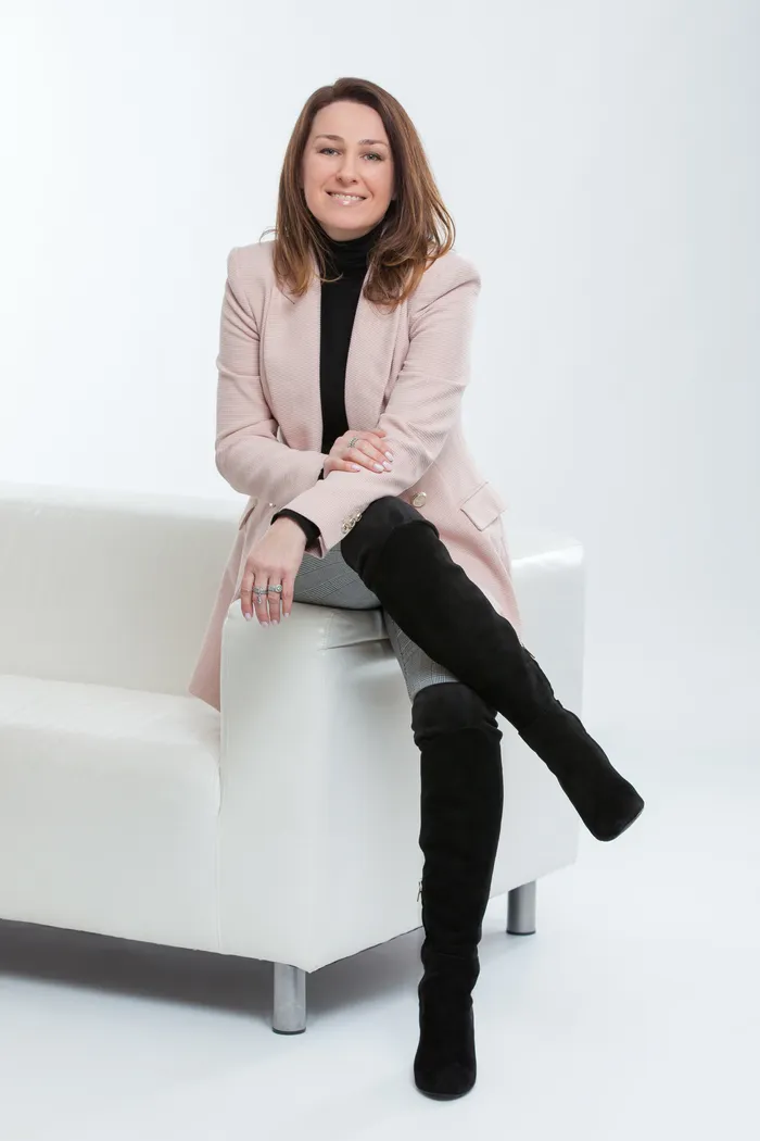 Martyna im hellen Studio